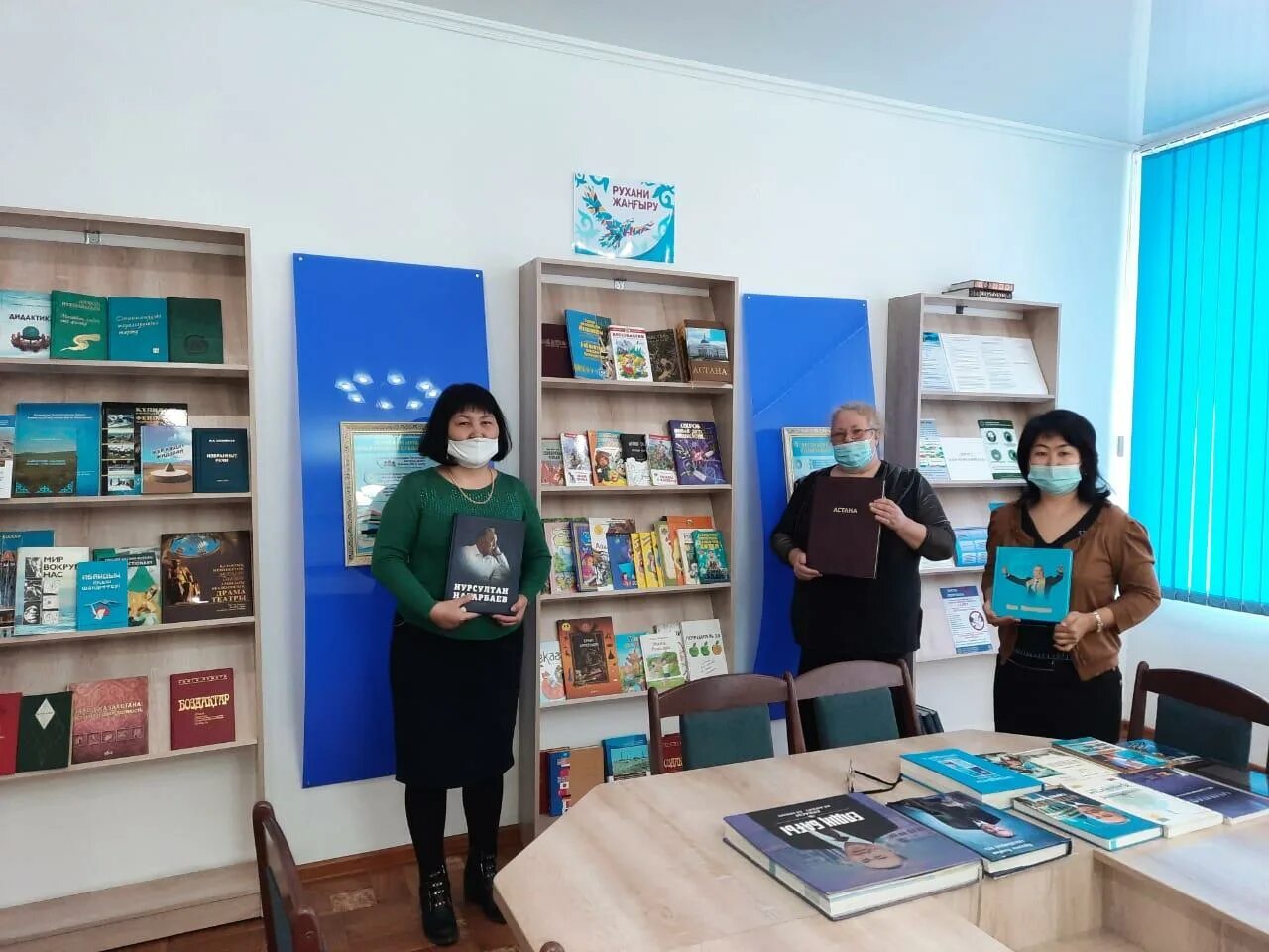 Оқуға құштар мектеп жобасы аясында. Стенды для школы в казахстане. Оқуға құштар мектеп жобасы аясында. Шоманай районы 16-мектеп. Оқуға құштар мектеп слайд презентация.