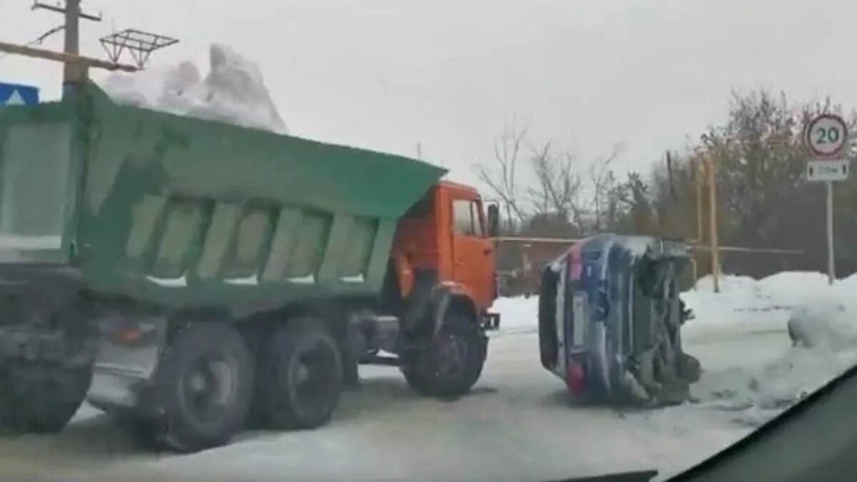 Чп 28 февраля. КАМАЗ перевертыш. Авария воды в Зубчаниновке. КАМАЗ въехал в пос Зубчаниновка.