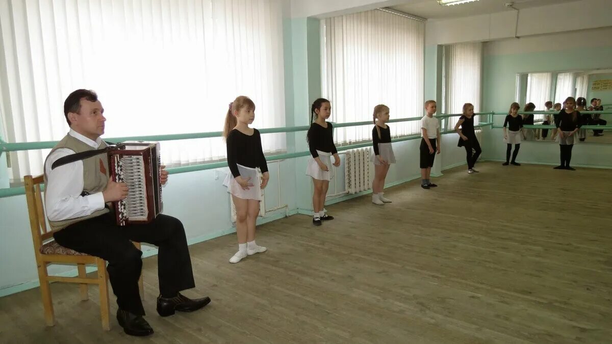 Концертмейстер балета. Аккомпаниатор-концертмейстер. Пианист аккомпаниатор. Концертмейстер в классе хореографии. Новый концертмейстер балета.