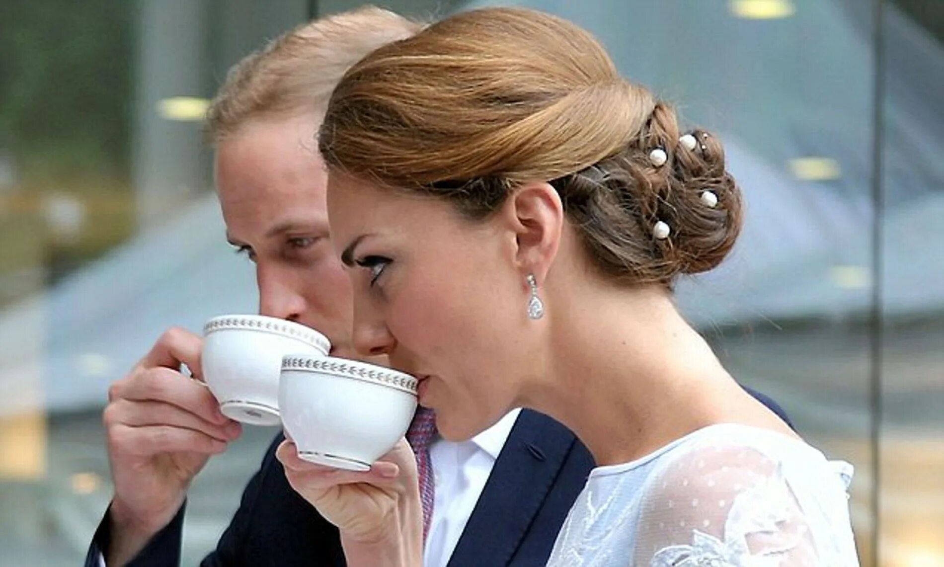 Кейт Мидлтон чайепитие. Кейт Миддлтон пьет чай. Чаепитие принц Уильям. Англичанин с чаем.