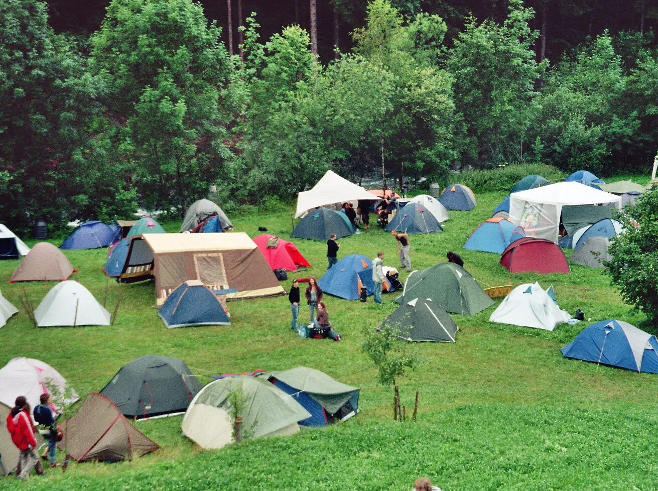 Палаточный лагерь Camp 2050. Палаточный лагерь Висимские Поляны. Палаточный кемпинг Висимские Поляны. Кемпинг Караидель палаточный лагерь.