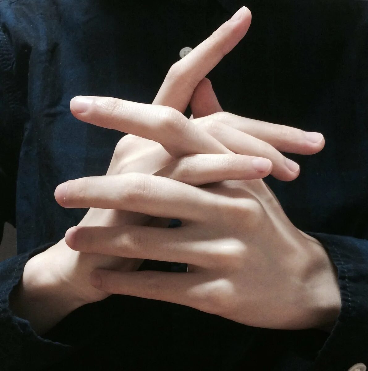 Мужская рука. Мужские пальцы. Красивые пальцы. Мужские руки с длинными пальцами. Мужской пальчик