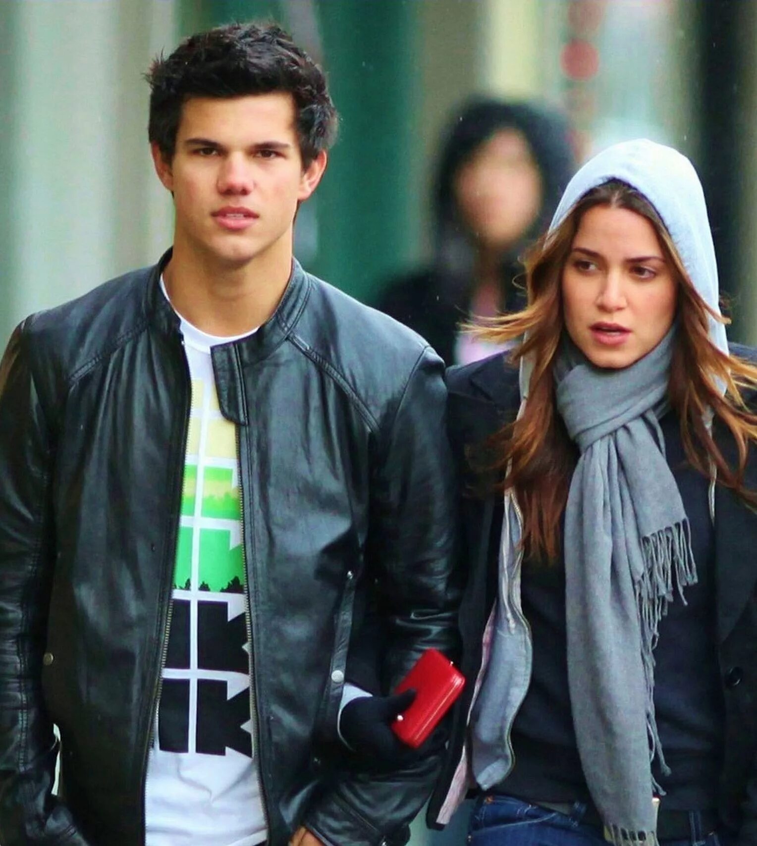 Нина добрев ian somerhalder дневники вампира. Парень майли сайрус. Лана кондор встречается энтони де ла торре. Виктория джастис и джош хатчерсон. Нина добрёв и пол уэсли.