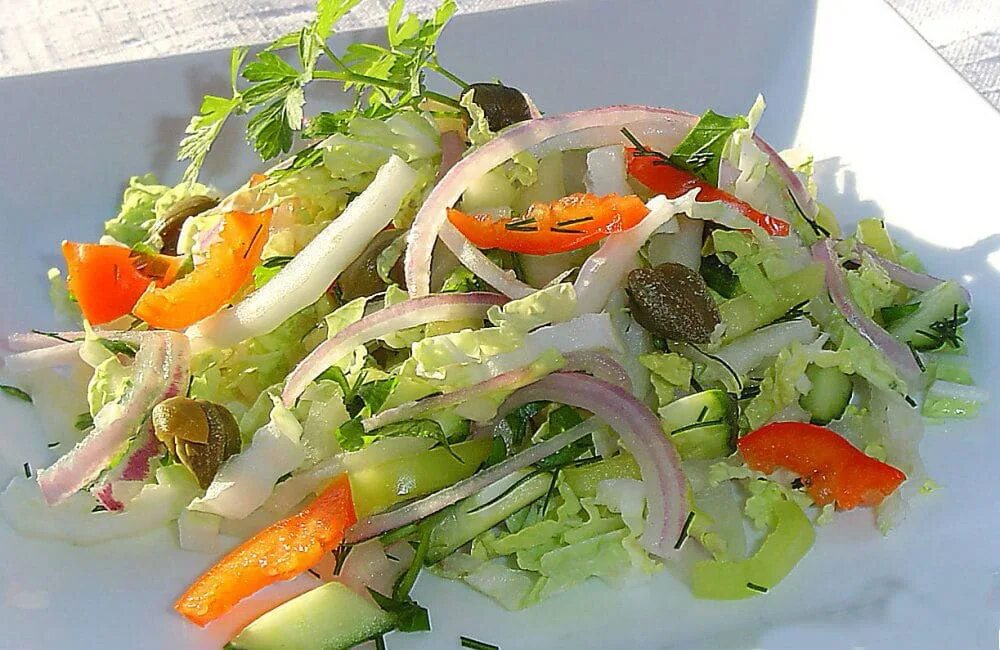 Салат овощной с капустой и огурцом. Огурцы помидоры пекинская капуста. овощной салат с пекинской капустой. свежий салат из пекинской капусты с овощами. пекинский салат.