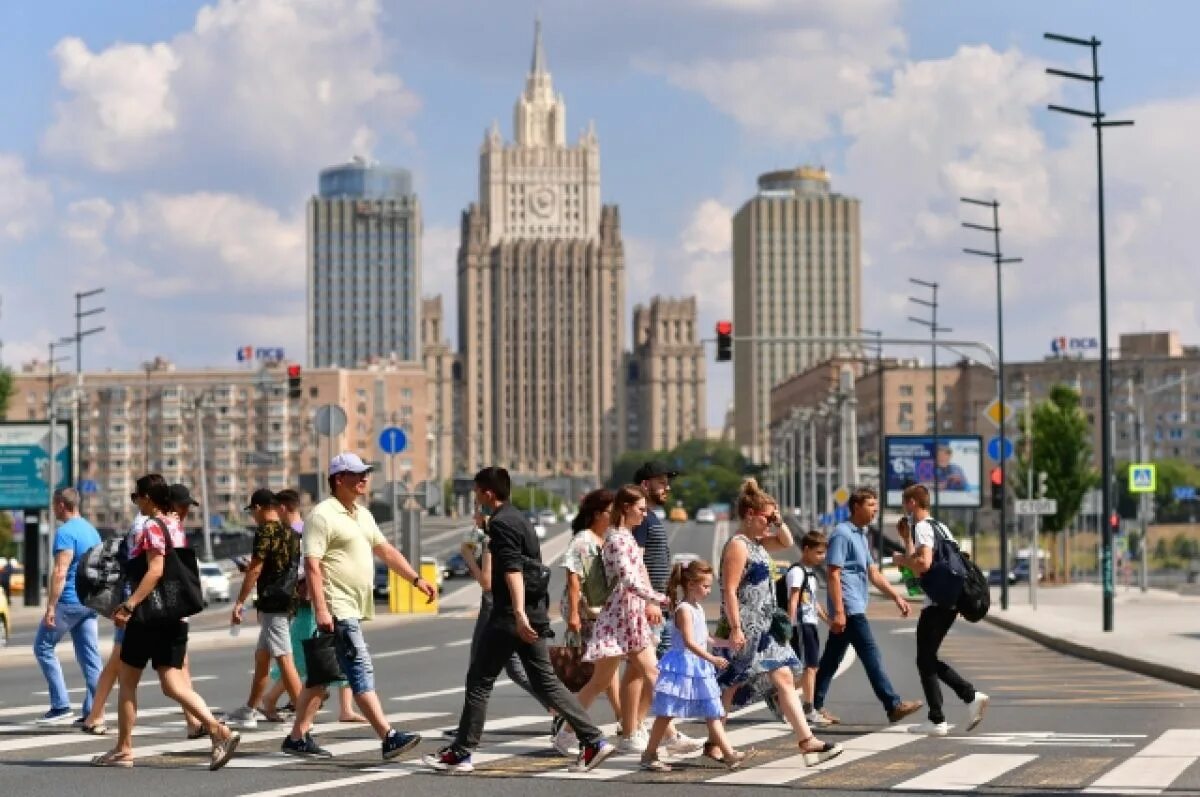 Люди на улицах москвы. Москва люди. Москва много людей. Население москвы. Толпа на красной площади.