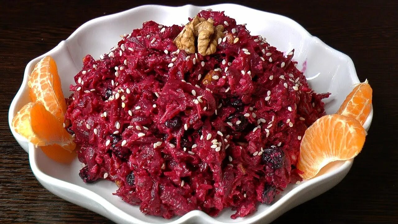 Салат со свеклой и изюмом. Салат из свеклы с грецкими орехами и чесноком. салат из свеклы с изюмом и орехами. салат из свёклы с черносливом и грецким орехом. свекольный салат с чесноком черносливом и грецкими орехами.