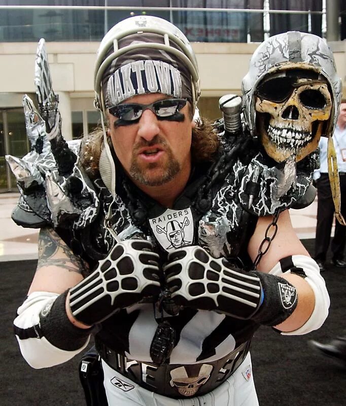 Самые ярые. Иван фоминов около футбол. Фанаты прикольные картинки. Иван фоминов околофутбола. Болельщик ак барса антон агафонов.