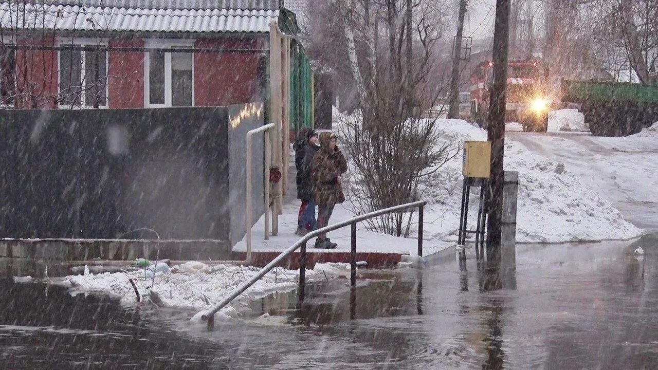 Паводок в акбулаке оренбургской области. Паводок Оренбург. Половодье. Наводнение в Оренбурге. Весенний паводок.