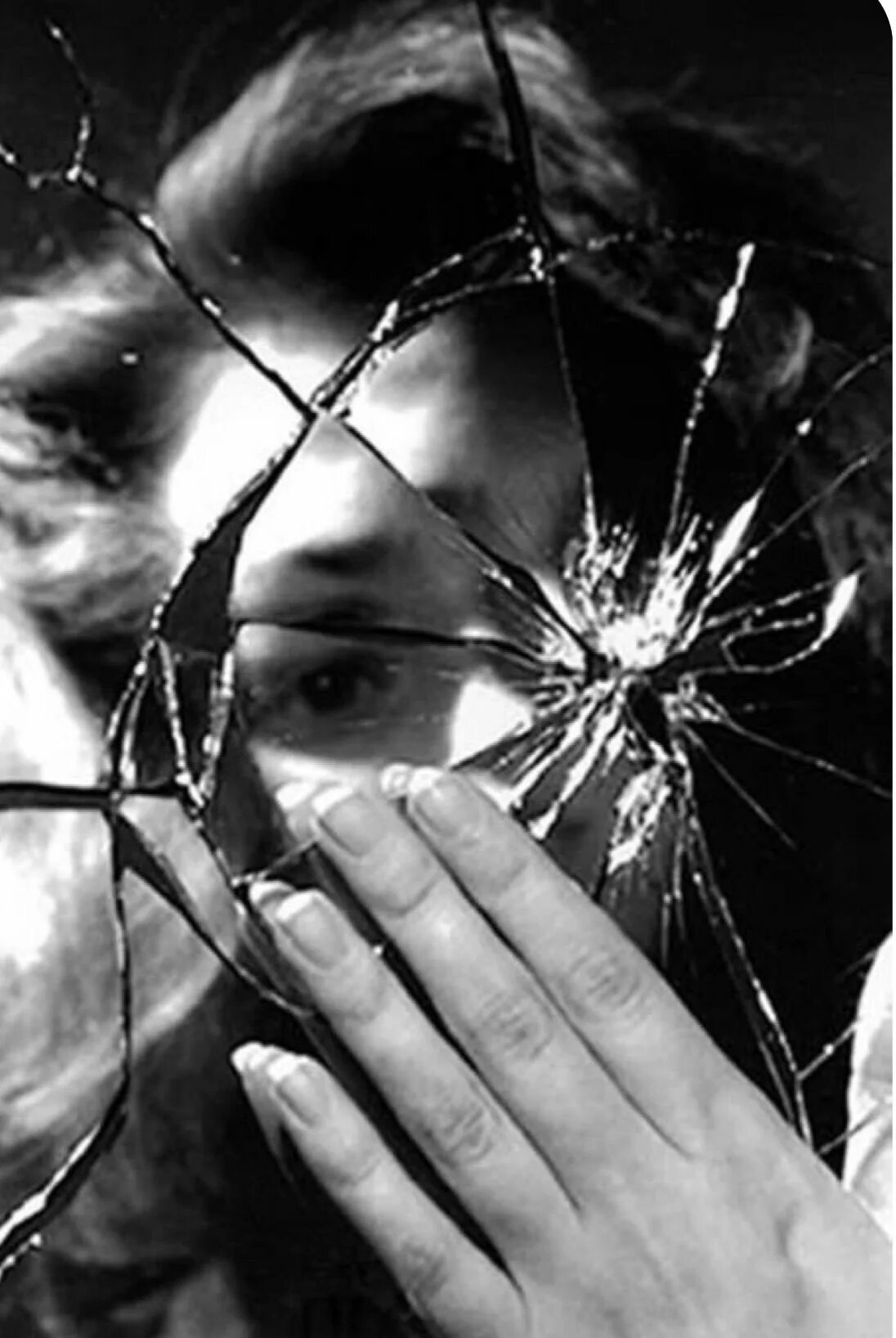 Лицо в разбитом зеркале. Девушка в разбитом зеркале. Разбить стекло.