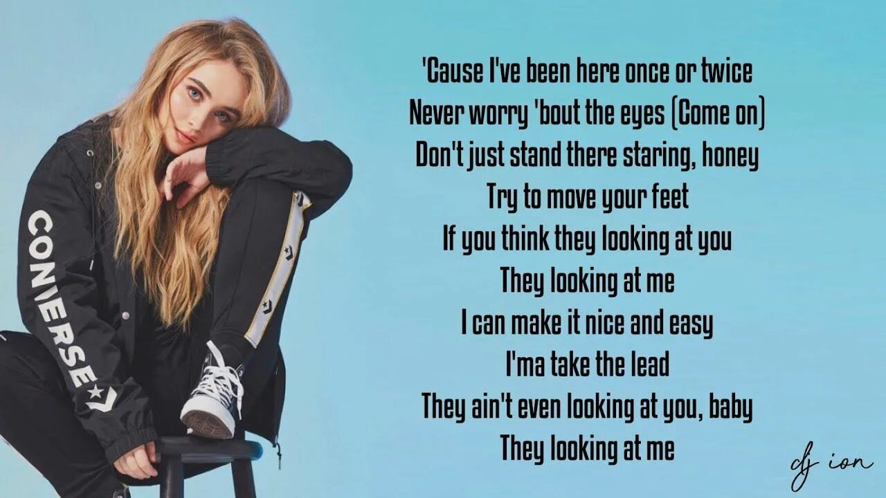 Песню i look your eyes. Сабрина карпентер looking at me. looking at me sabrina. looking at me sabrina carpenter текст. сабрина карпентер клип лукинг.