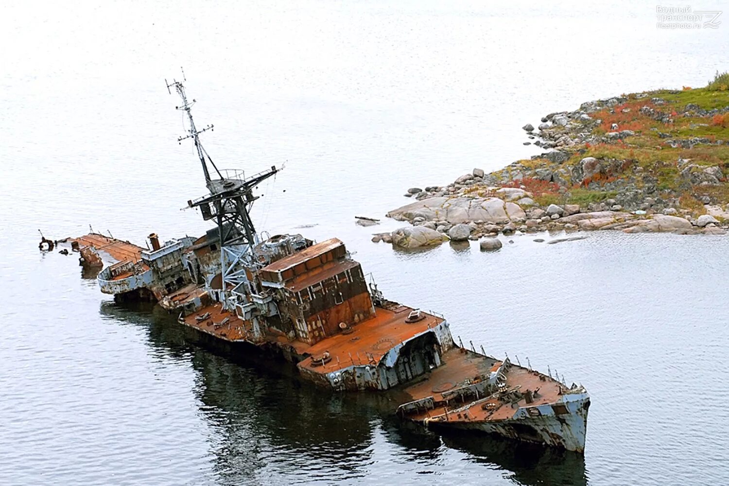 Авачинская бухта кладбище кораблей. Затонувший крейсер Мурманск. Кладбища кораблей Кольский залив. Заброшенный крейсер Мурманск.