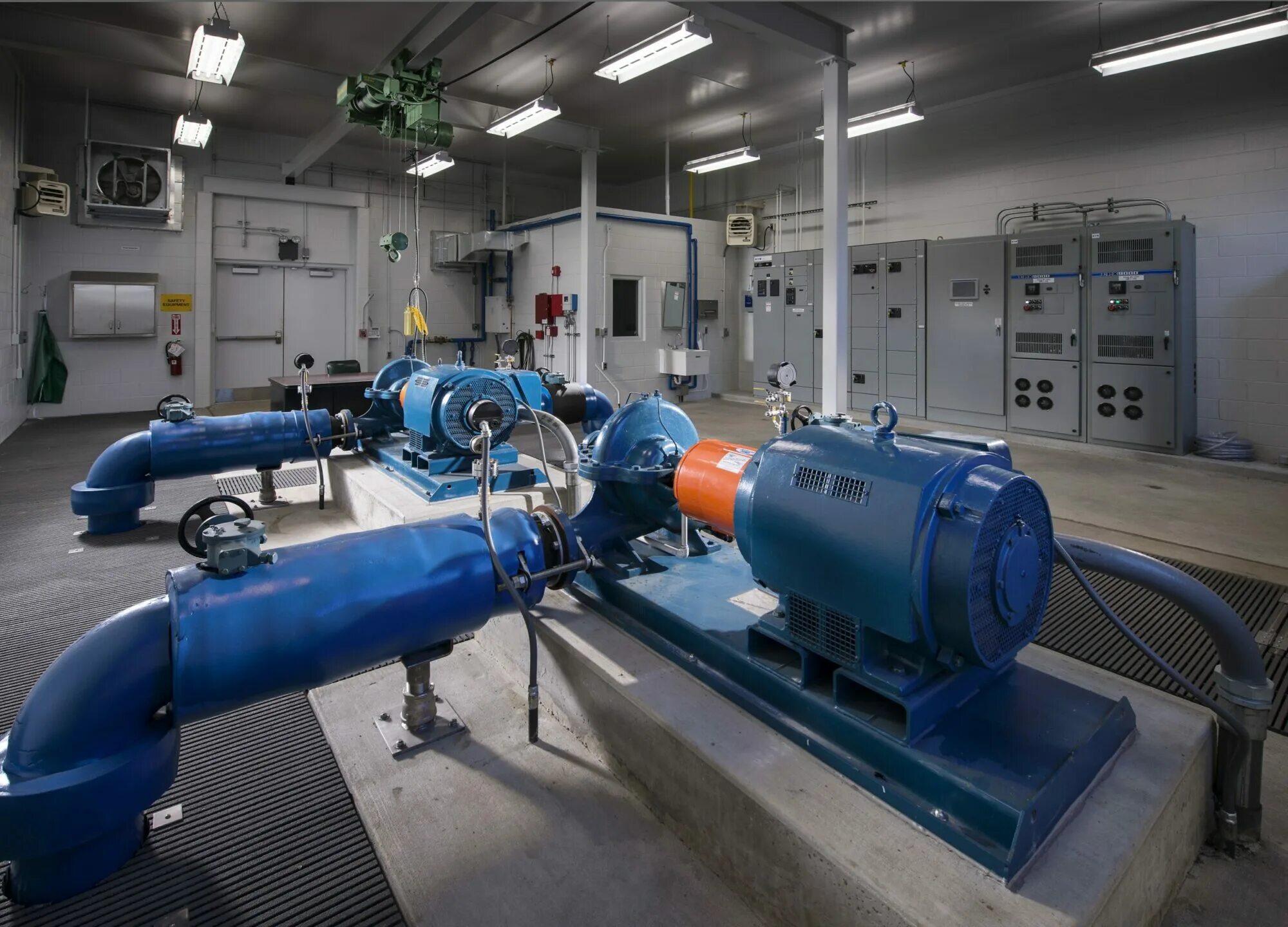 Водозаборные сооружения насосная станция. Строительство насосных станций. Строительство насосных станций. Канализационная насосная станция кнс н3700,. Насосная станция первого подъема.