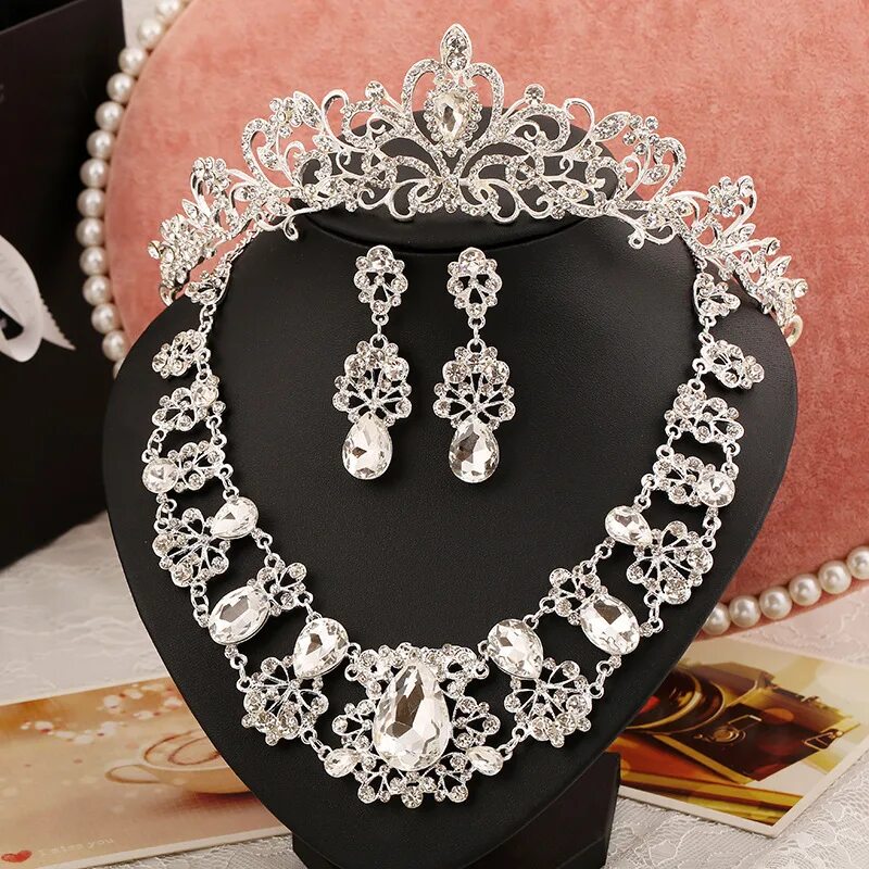 Комплект ювелирных украшений из золота. Комплект золото. Красивые серебряные украшения. Комплекты изделия. Красивые серьги.