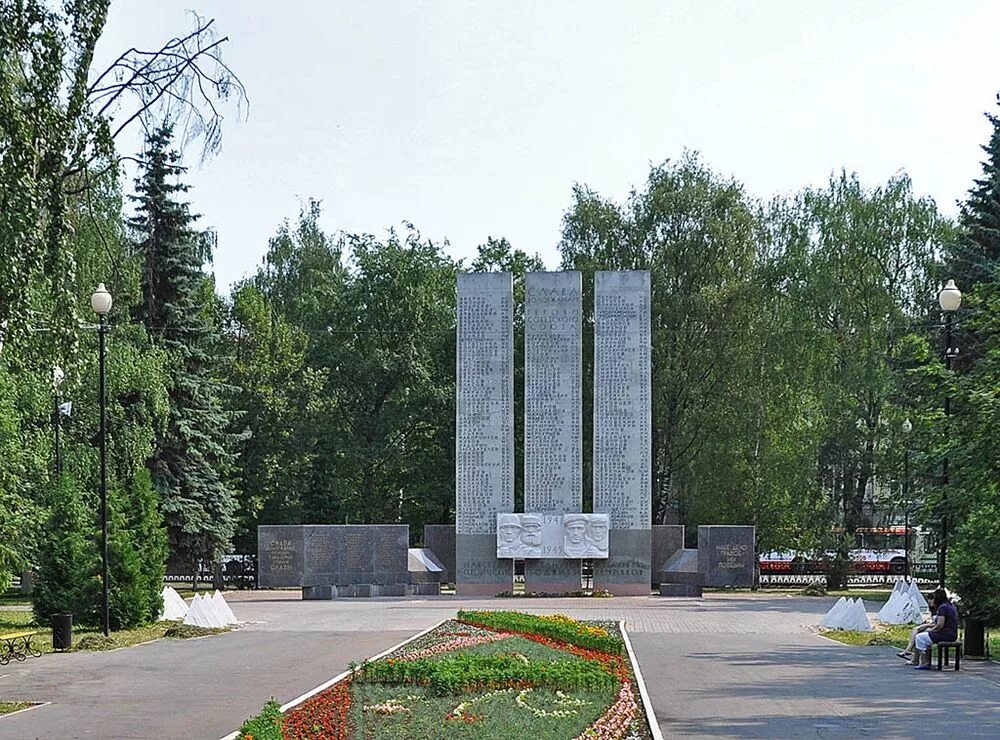 Кировский сквер вологда. Площадь революции вологда. Город вологда улица прокатова памятник и. Памятники героям вологды. Обелиск славы вологжанам героям советского союза, кировский сквер.