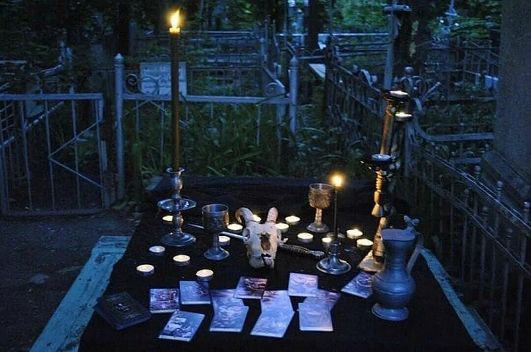 Что делать черная магия. Приворот черное венчание на кладбище. Кладбище черная магия. Колдовство на кладбище.