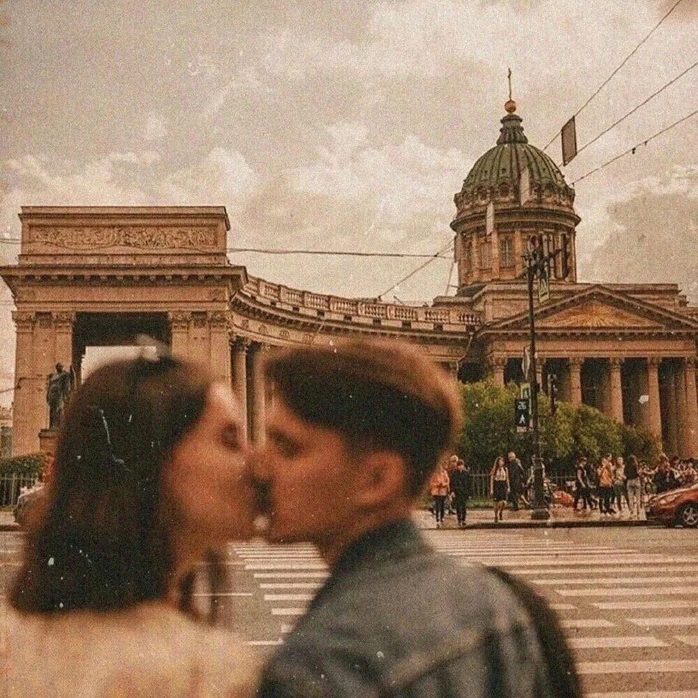 Питер белые ночи 2021. Санкт-петербург влюбленная парочка. Love story питер. Парень и девушка на набережной. Прогулки по крышам санкт-петербурга.
