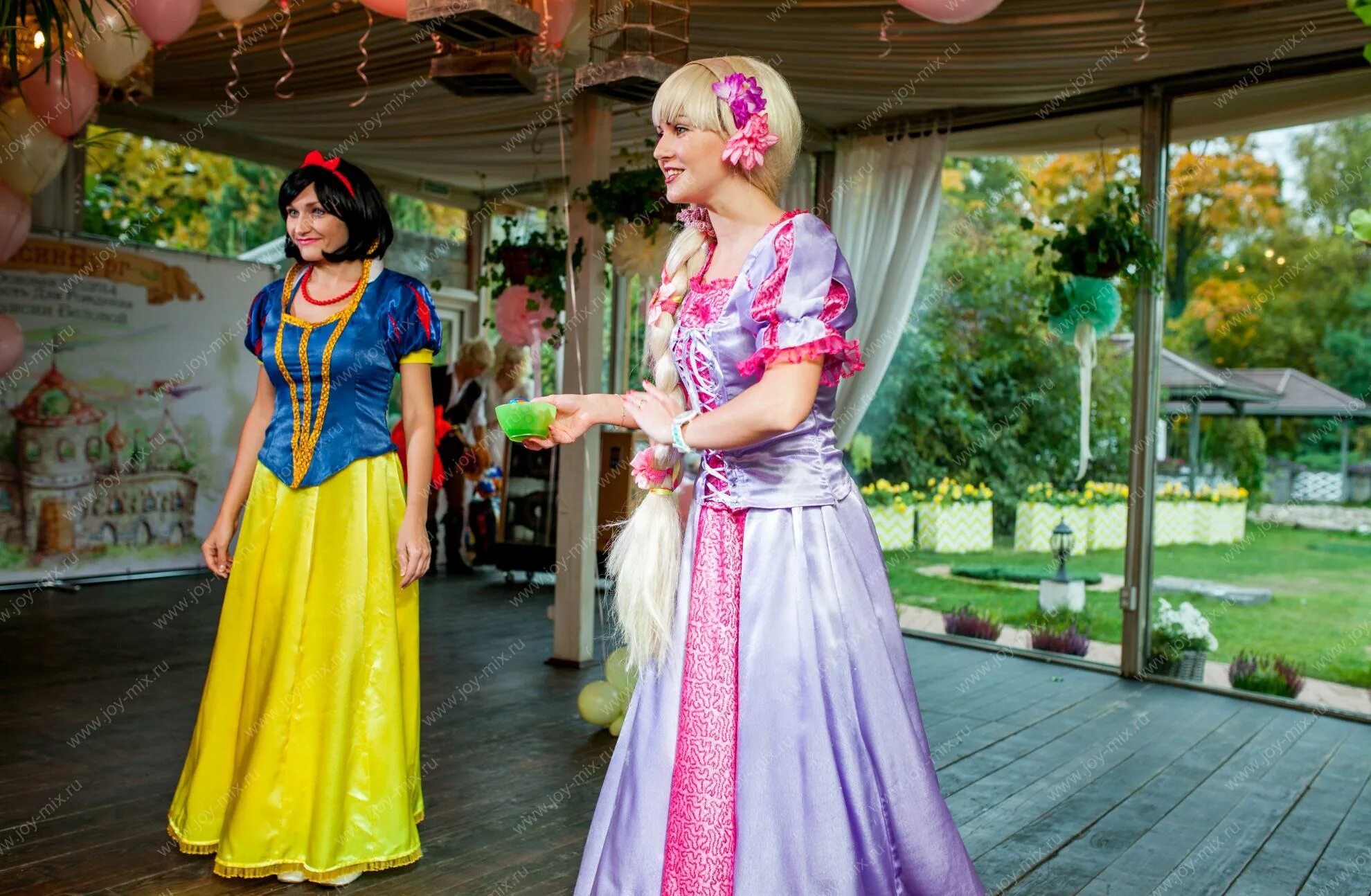 Аниматоры для детей. Ведущий на детский праздник. Аниматоры персонажи на празднике. Квест браво старс аниматоры. Аниматор белоснежка на день рождения.