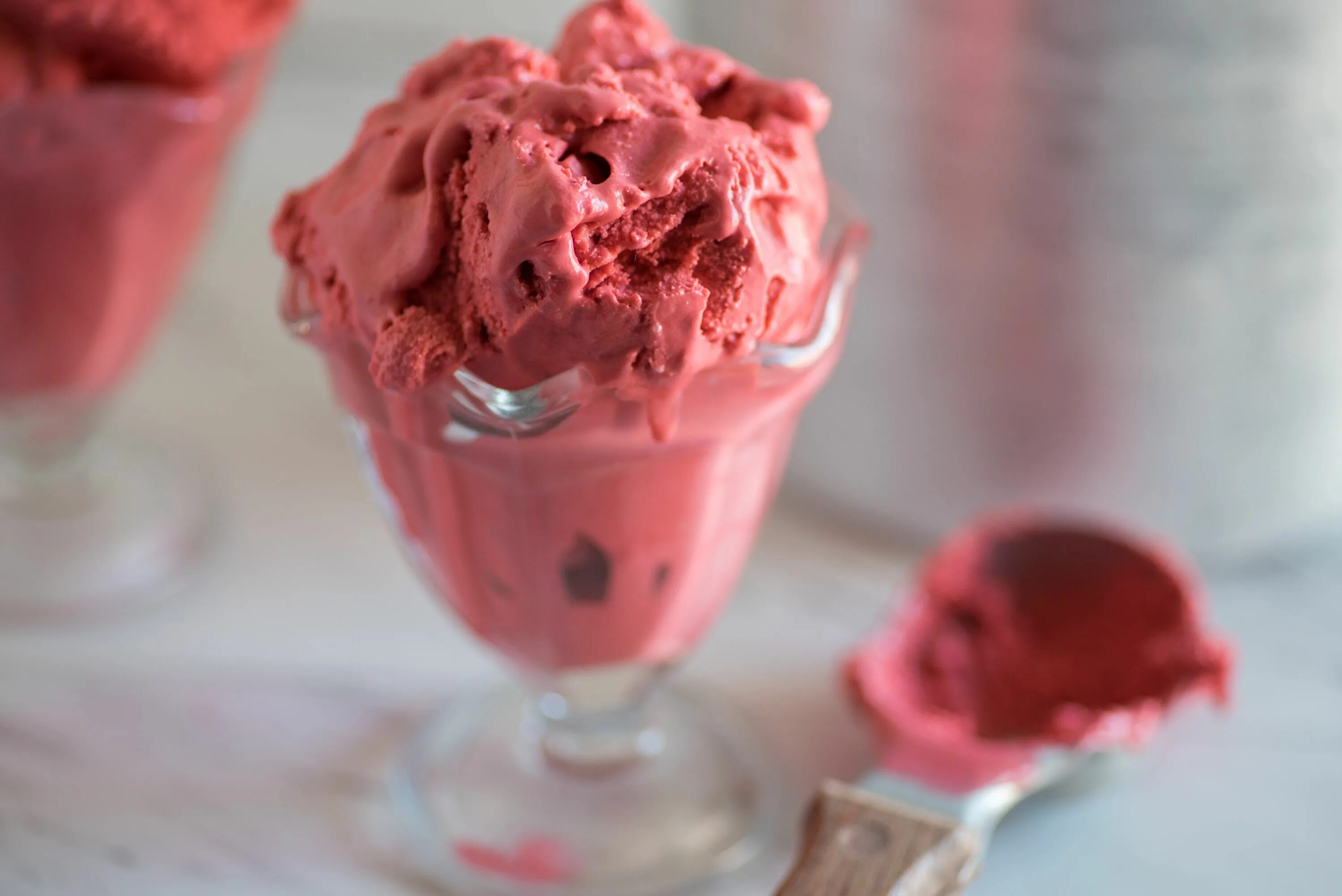 Мороженое на красном фоне. Red ice cream. Мороженое red velvet. Red ice cream. Мороженое красный бархат.