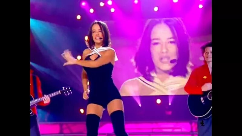 Alizee 2003. Поет Alizee. Ализе концерт Alizee en Concert. Ализе французская певица.