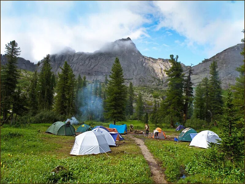 Tourist camp. Горы Ергаки туристические походы. Поход в горы Саяны. Ергаки кемпинговый лагерь. Таганай палаточный лагерь.