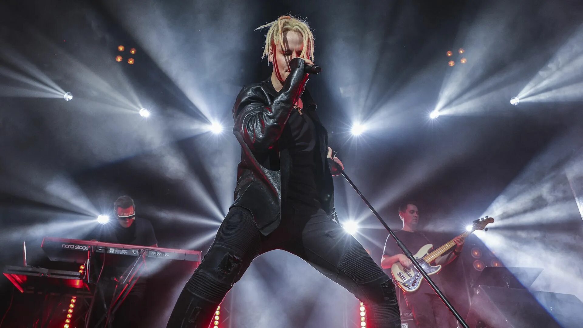 Shaman (певец). Шаман певец концерт. Шаман певец поет. Шаман бойкот артистов на песне года. Певец ярослав дронов.