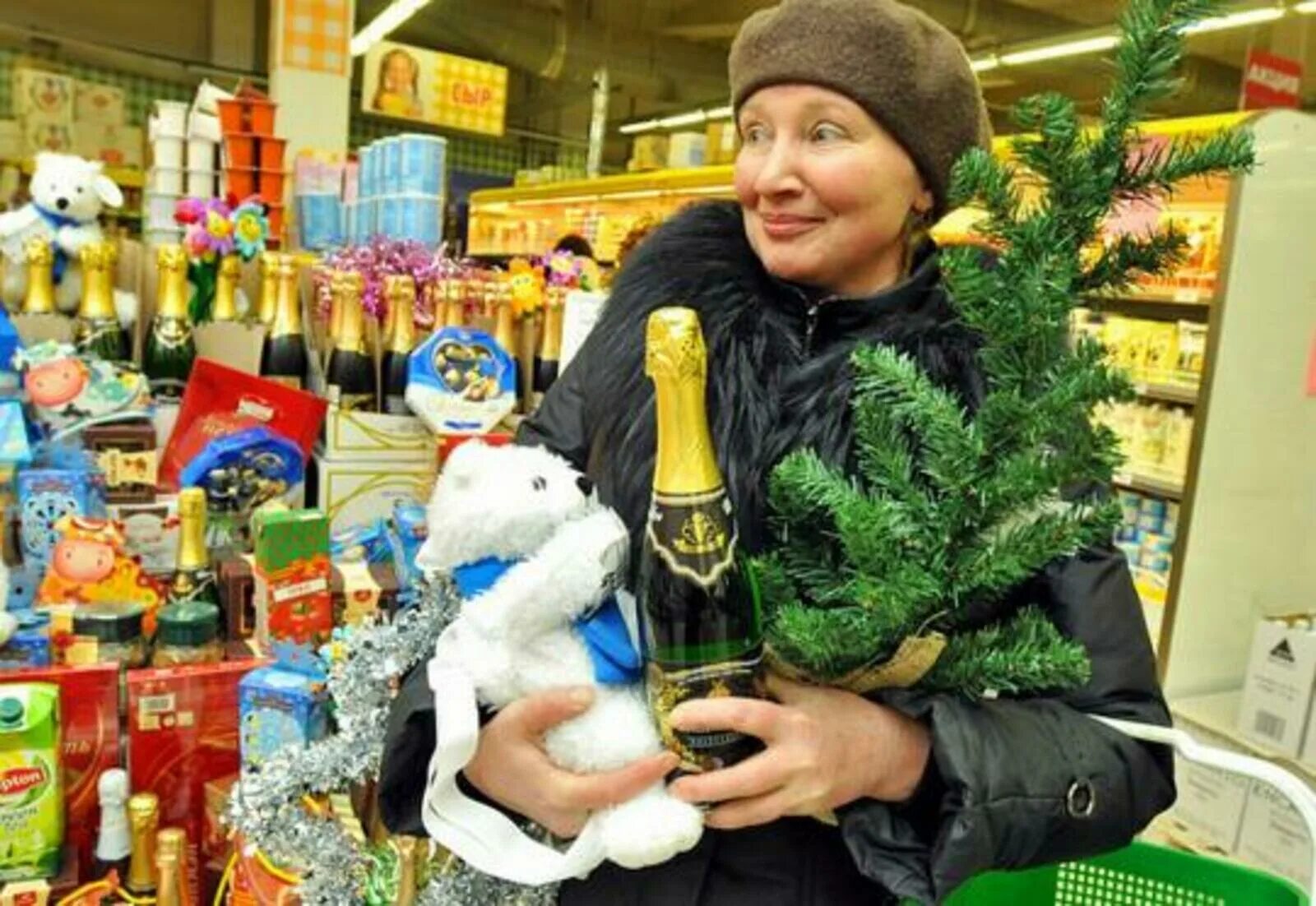 Праздничный ажиотаж. Магазины перед новым годом. фотосессия в супермаркете новый год. новогодний ажиотаж в магазинах. новогодние покупки продукты.