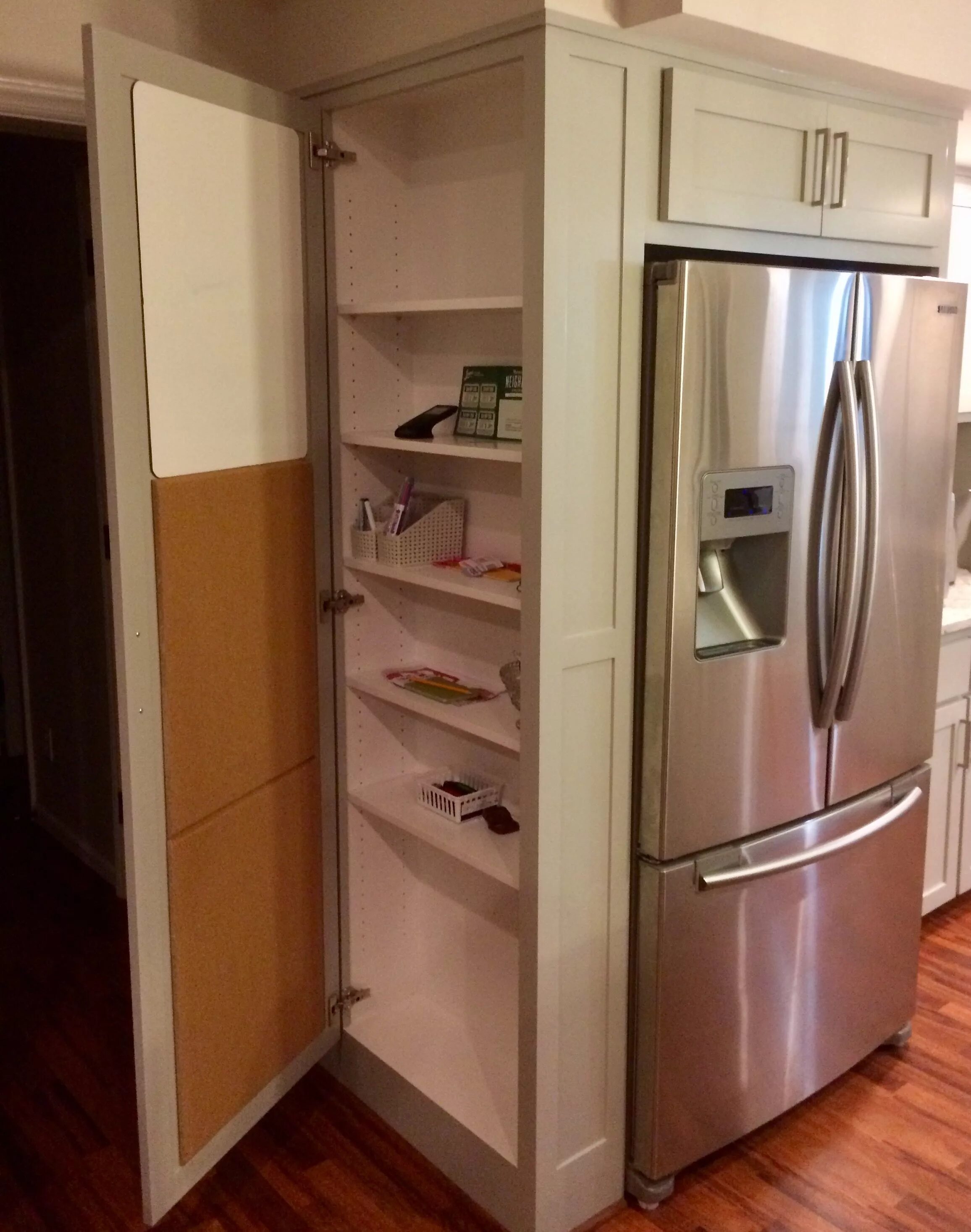 Можно ли холодильник в шкаф. Холодильник Meneghini la Cambusa. Встраиваемый холодильник для кухни. Холодильник встроенный в шкаф. Шкаф для встраиваемого холодильника.