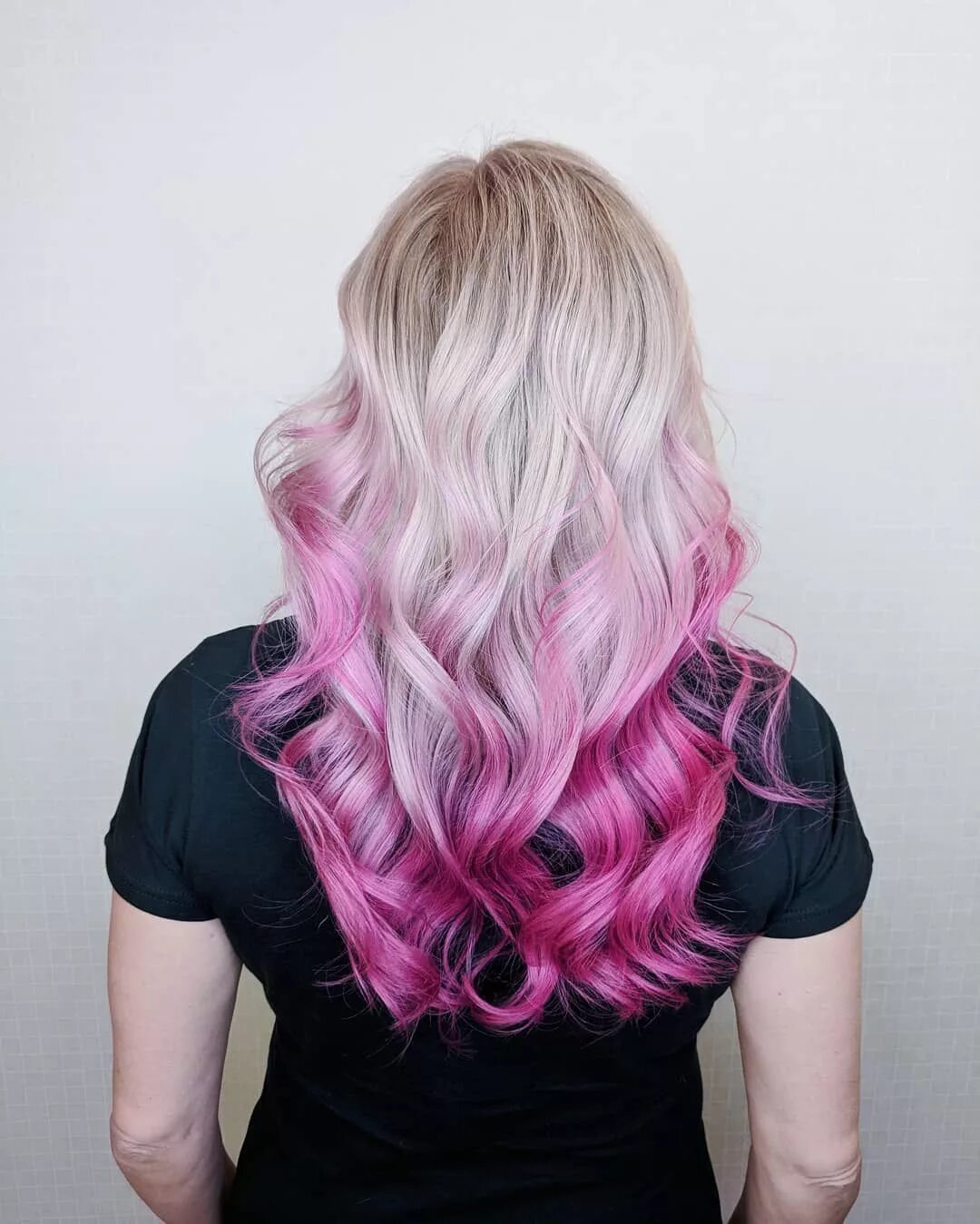 красим волосы в розовый цвет. цветное окрашивание. красим волосы в розовый цвет. яркие розовые волосы. розовые кончики.