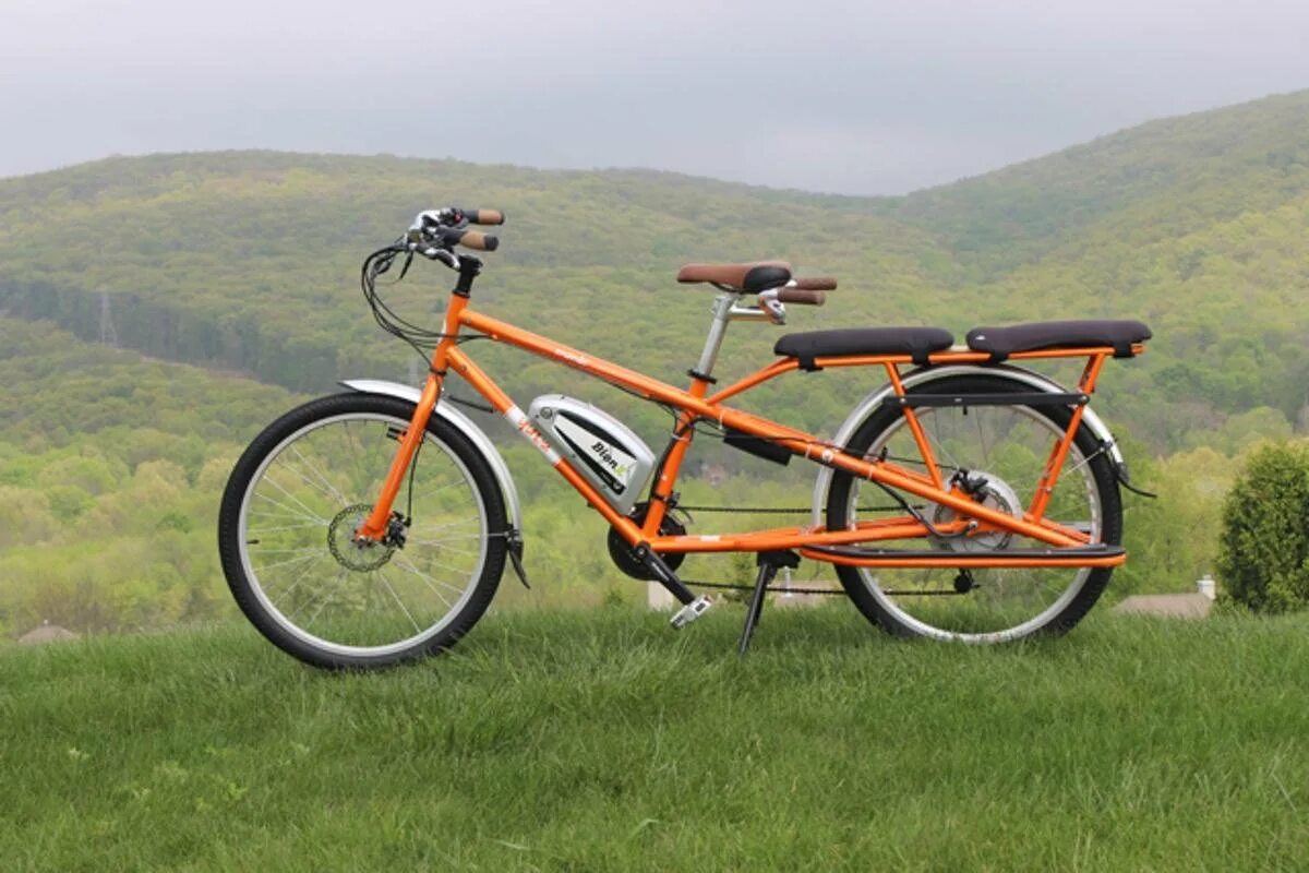 Супер вели. Электровелосипед двухместный Тандем. Спаренный велосипед. Необычные двухместные велосипеды. Велосипед с двумя сиденьями.