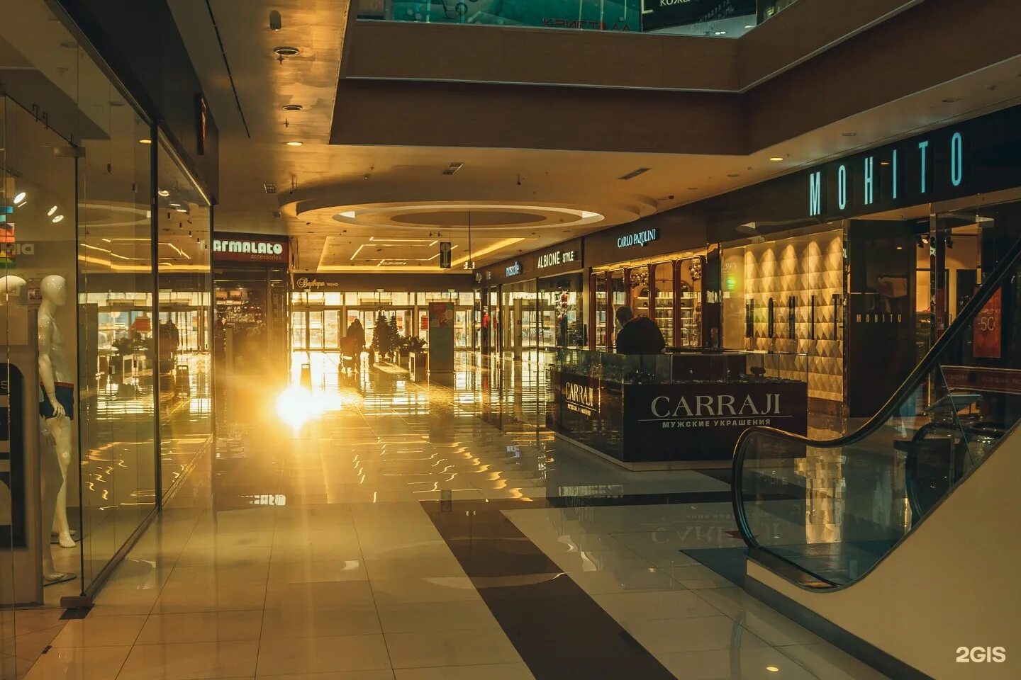 Тюмень. Магазины в тц кристалл. Кристалл тюмень внутри. Кристалл, тюмень, улица дмитрия менделеева, 1а. Торговый комплекс кристалл тюмень.