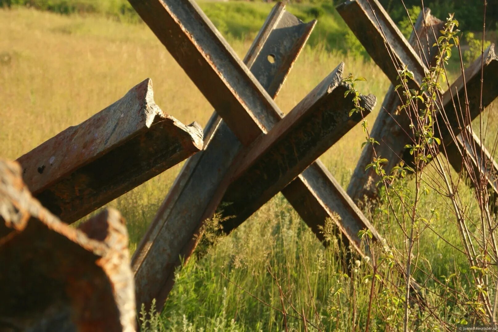 Линия зигфрида зубы дракона. Противотанковые заграждения ежи. Противотанковый столб 6. Гранитные надолбы. Противотанковый ёж инженерные заграждения.