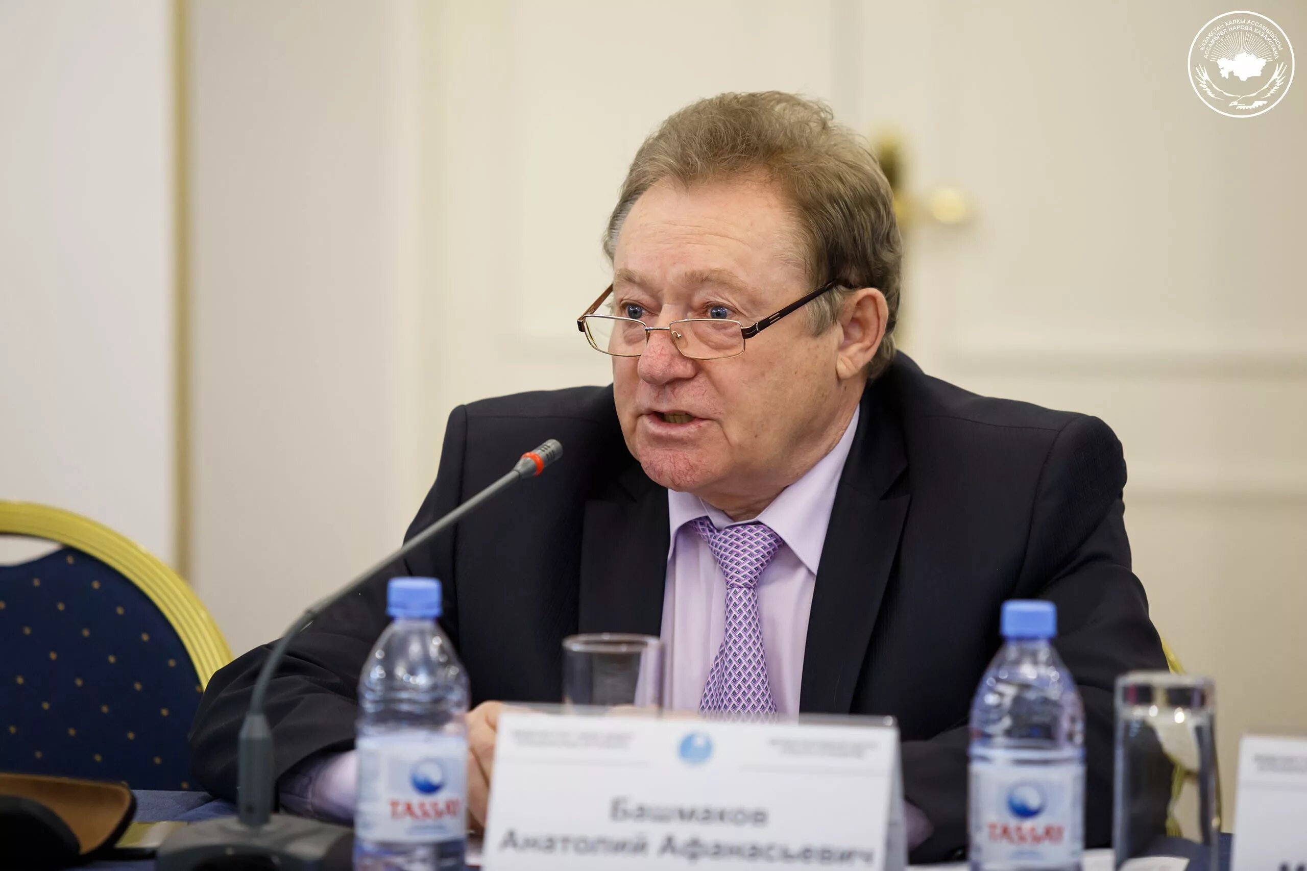 Натюрморт туфли сапоги сумки. Обувь на набережной дуная будапешт. Цветы в ботинках. День башмаков. День башмаков.