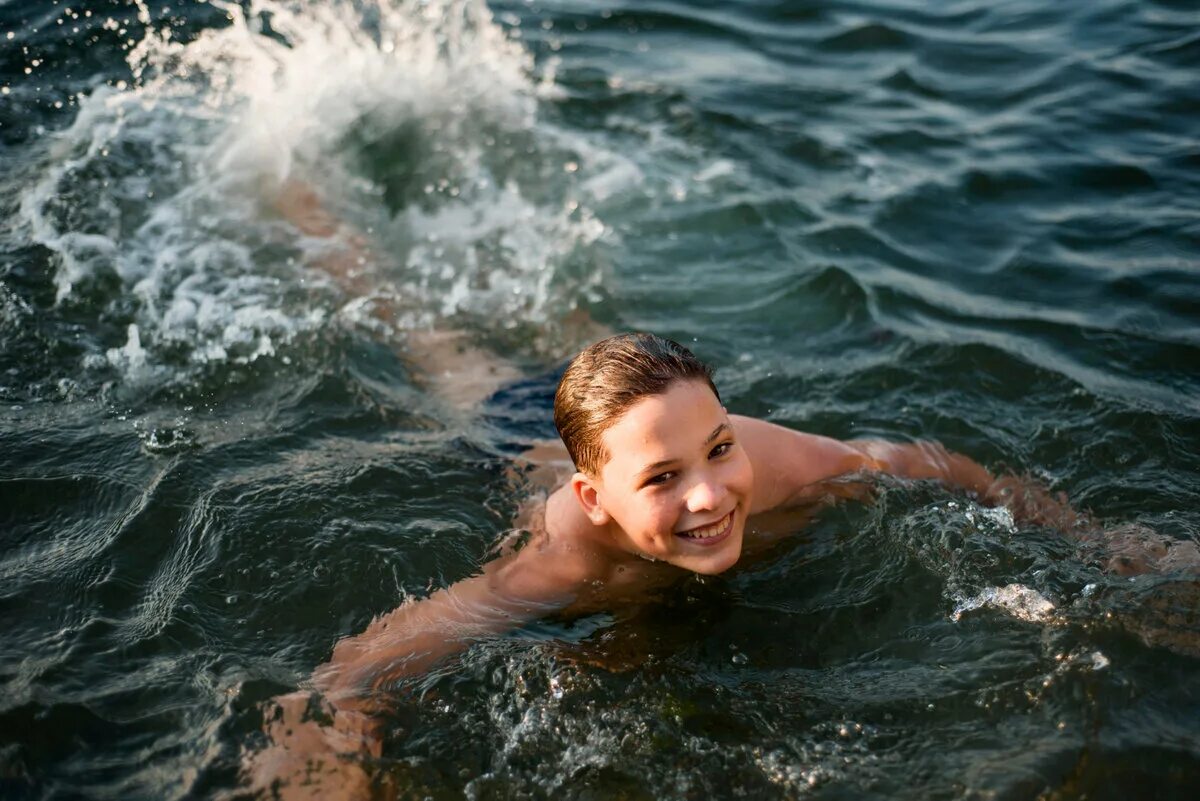 Мальчик купается в море. Причёска на речку для купания. Маечик купаеча в речке. Мальчики купаются 23 мая.