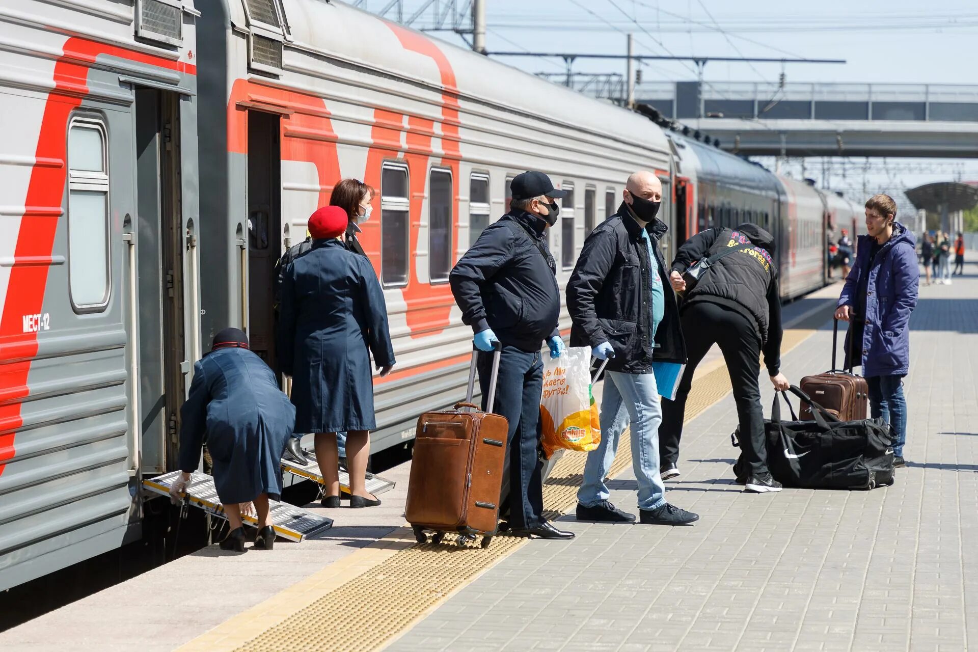 Миграция статистика. Гастарбайтеры на красной площади. Мигранты в москве. Приезжим из других регионов. Приезжим из других регионов.