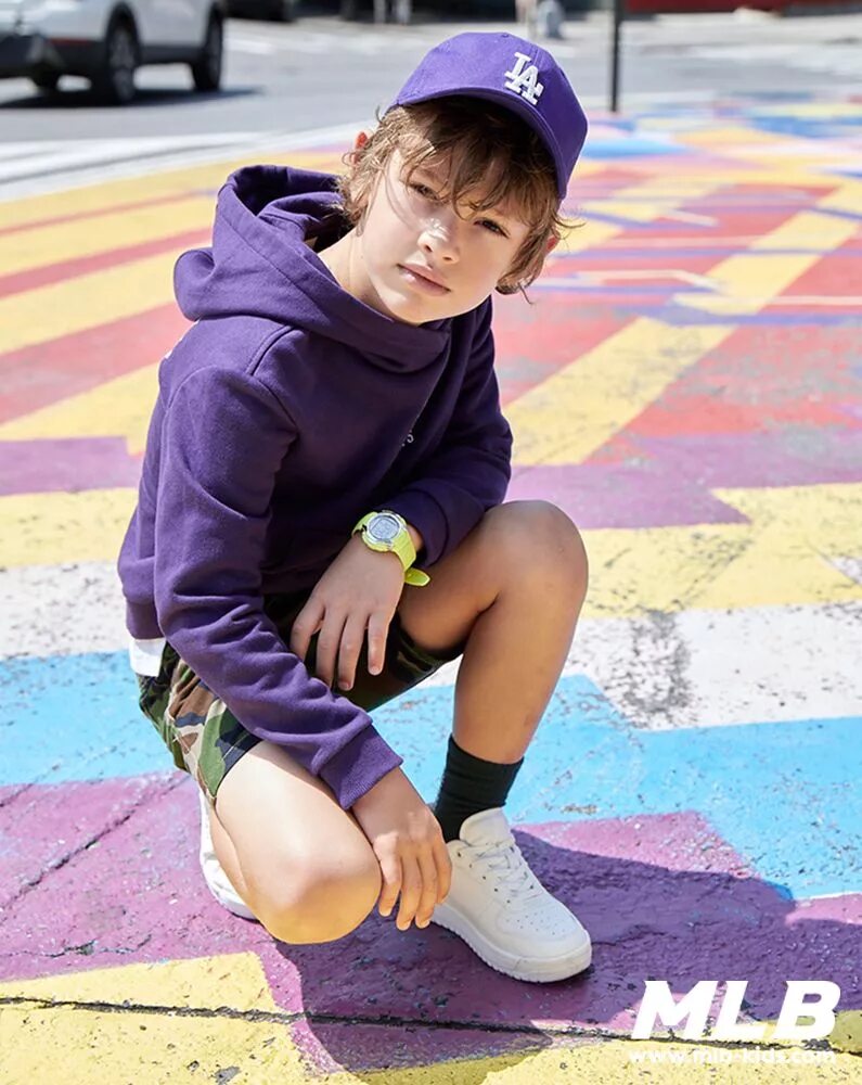 Футбольная форма для мальчиков. Cabin boy. Active boy. Берифут кид. Ребёнок стдит на баскетбольном мяче.