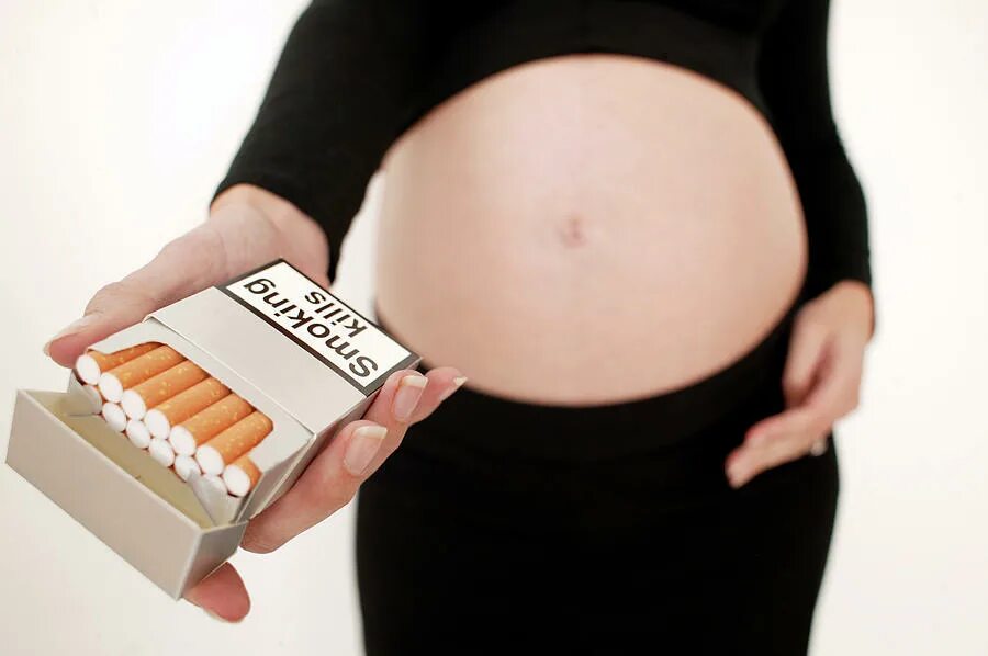 Как бросить курить при беременности на ранних. Табакокурение и беременность. Сигареты для беременных. Курение и беременность стенд.