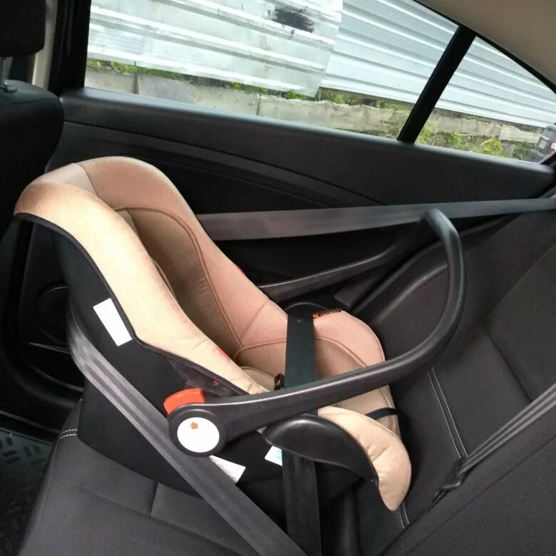 Фиксатор люльки maxi cosi. Автолюлька олсен спейс. Автолюлька в машине. Люлька для новорожденных в машину. Автолюлька на заднее сиденье.