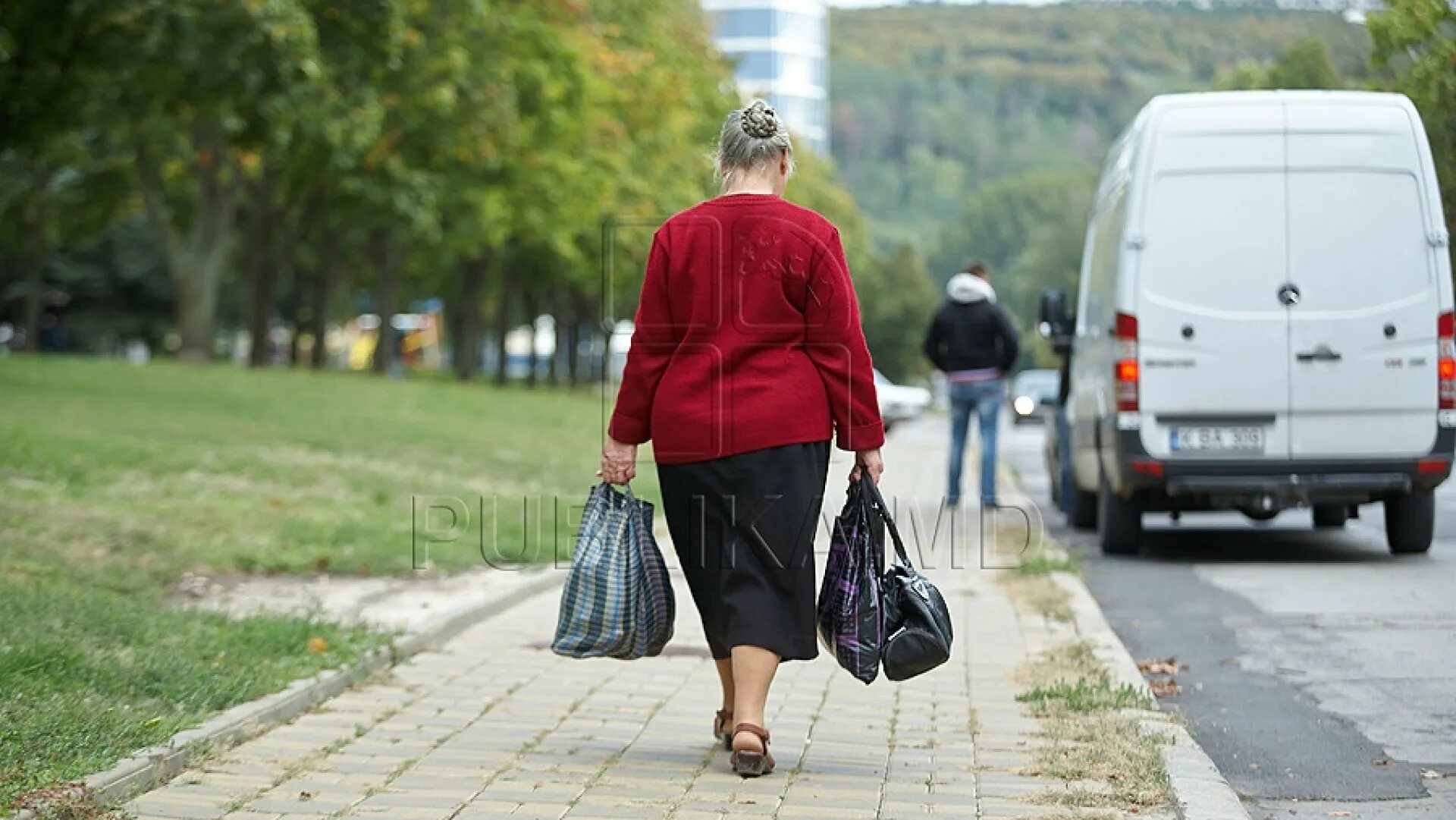 Бабушка в полный рост. Сумки для пожилых женщин. Бабушка с тяжелыми сумками. Тетка с сумками. Пожилая женщина с пакетом.