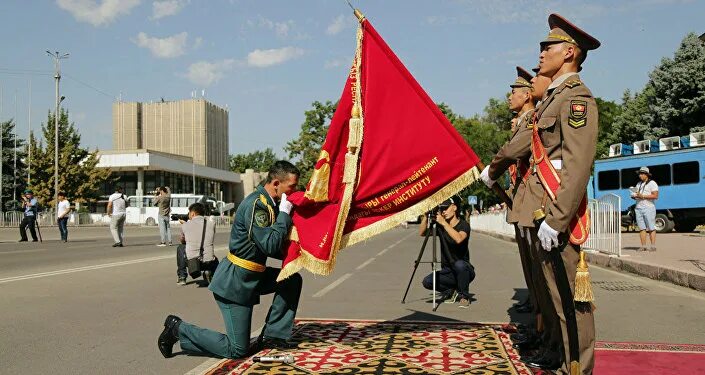 Перед знаменем