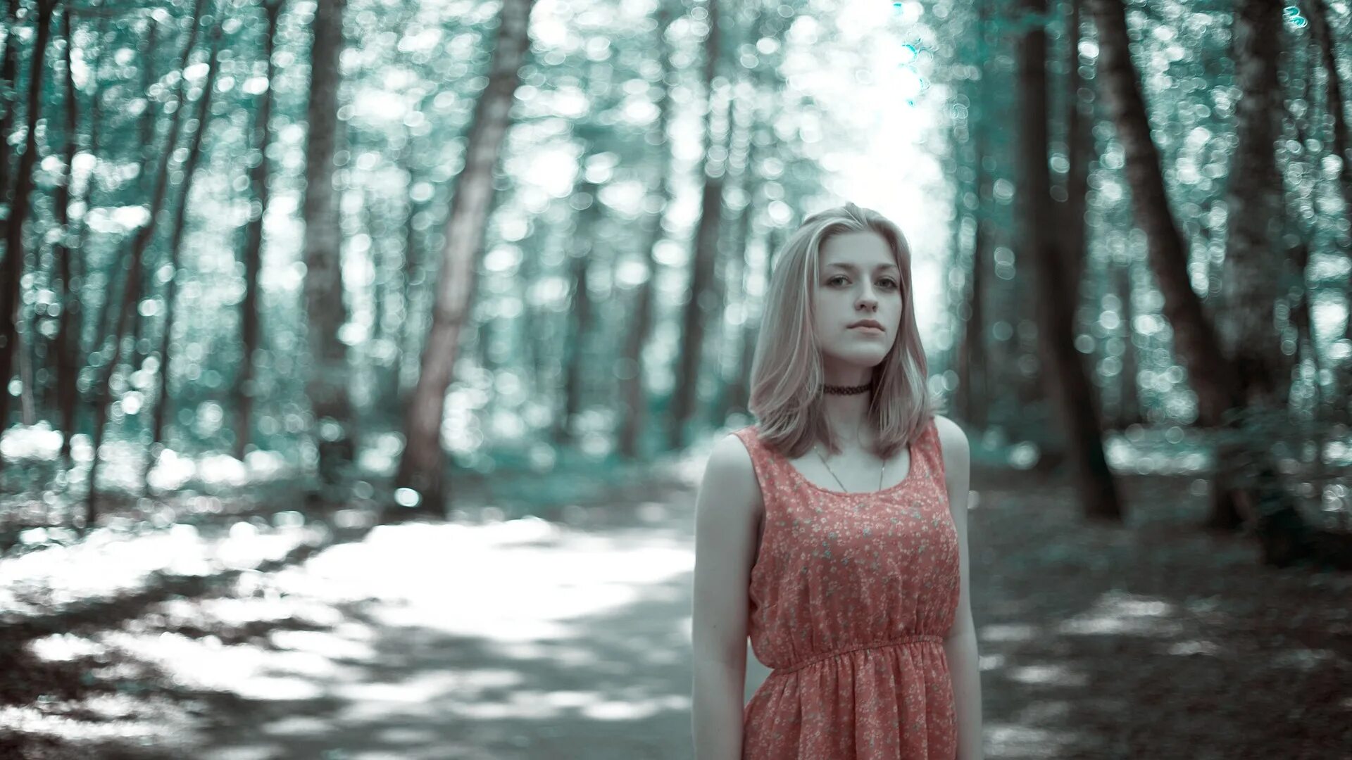 Delphine in the forest. Модель в лесу. испуганная девушка. испуганная девушка в лесу. the girl in the woods.