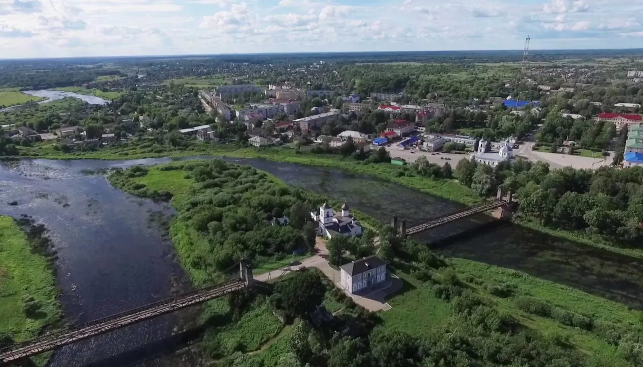 Сколько жителей в острове. Город остров Псковской области. Река Великая Псковская область город остров 3. Поселок остров Псковская область. Псковская область г.остров с высоты птичьего полета.