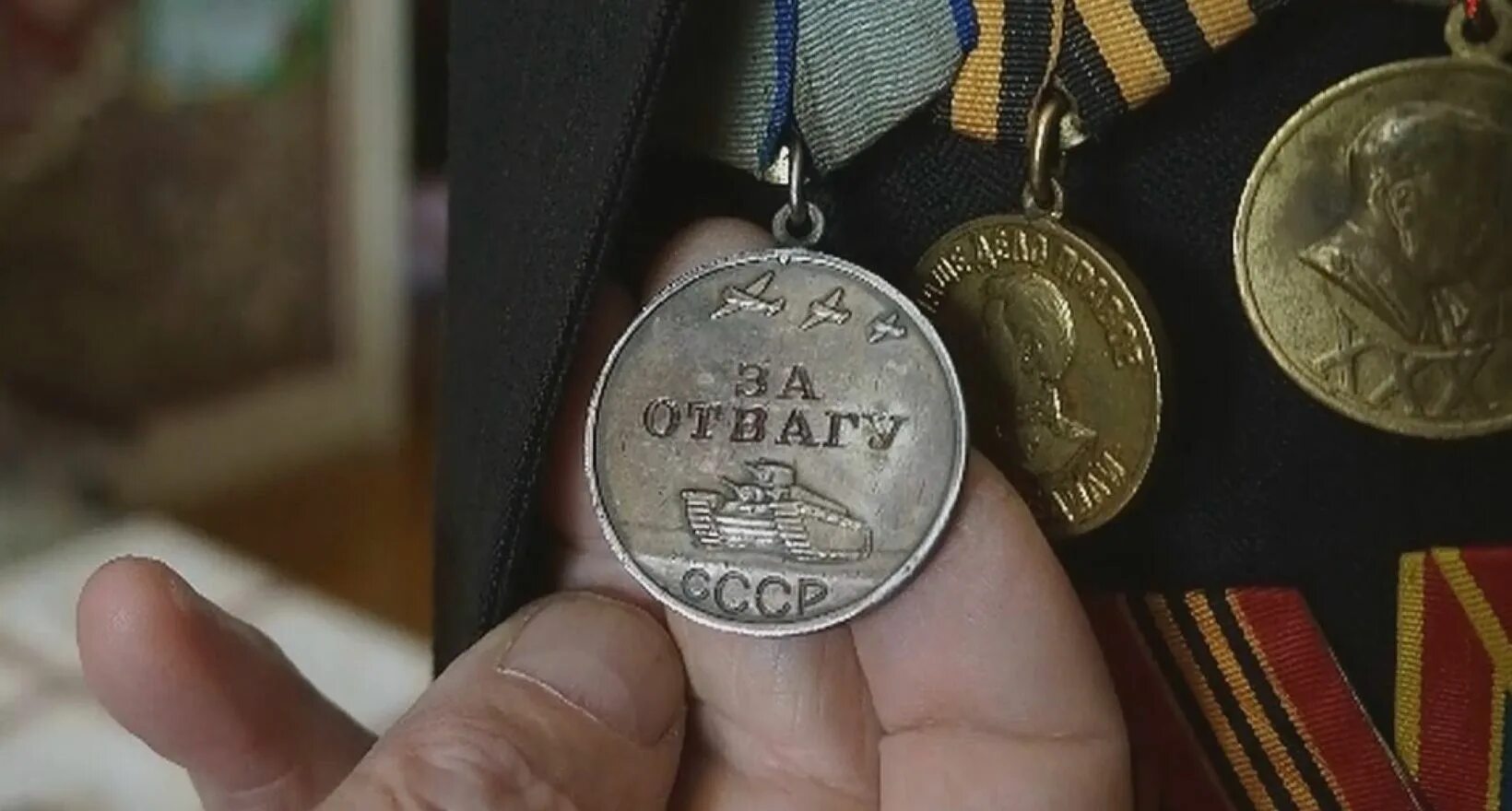 Медаль деда за отвагу. Медаль за отвагу в вов 1941-1945. медаль за отвагу 1941. медаль за отвагу вов 1945. награждение медалью за отвагу 1945.