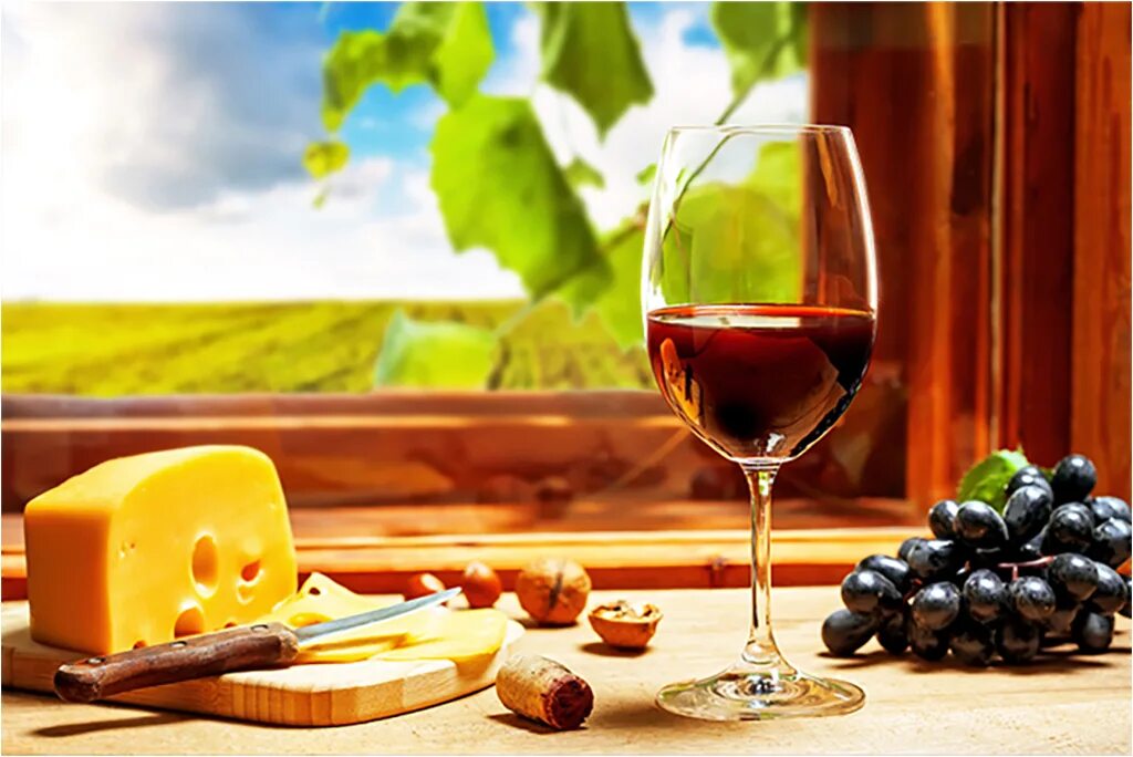 Бокал вина утром. Вино и сыр. Вино сыр виноград. Бокал с вином. Вино на столе.