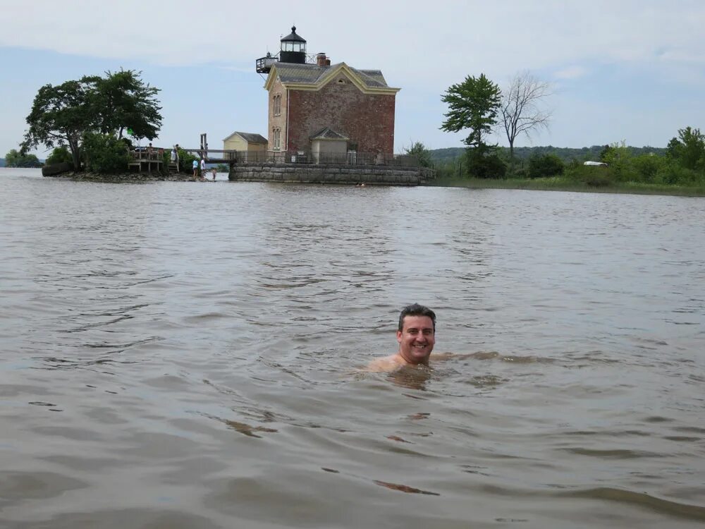 К чему снится плавать в мутной воде. Сон водоем. купаться в грязной воде во сне. купаться в пруду во сне. к чему снится купаться.