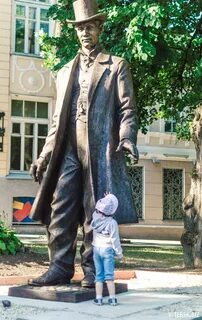 Памятник самому высокому человеку