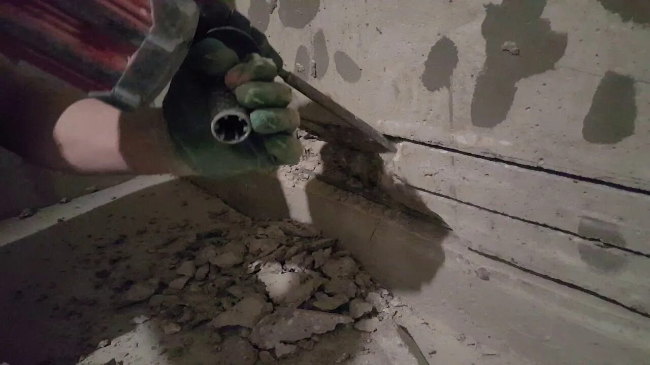 Штробление стен болгаркой. Штробление стен под проводку болгаркой без пыли. Скребок для штробления газобетона. Технологии штробления без пыли.