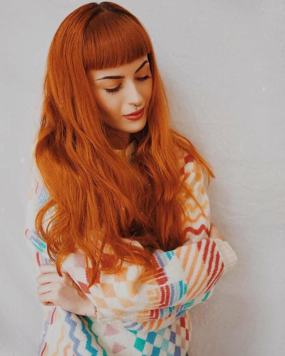 Рыжие волосы с челкой. Рыжая с челкой. Длинные рыжие волосы. Рыжие волосы с челкой. Hannah may rose модель.