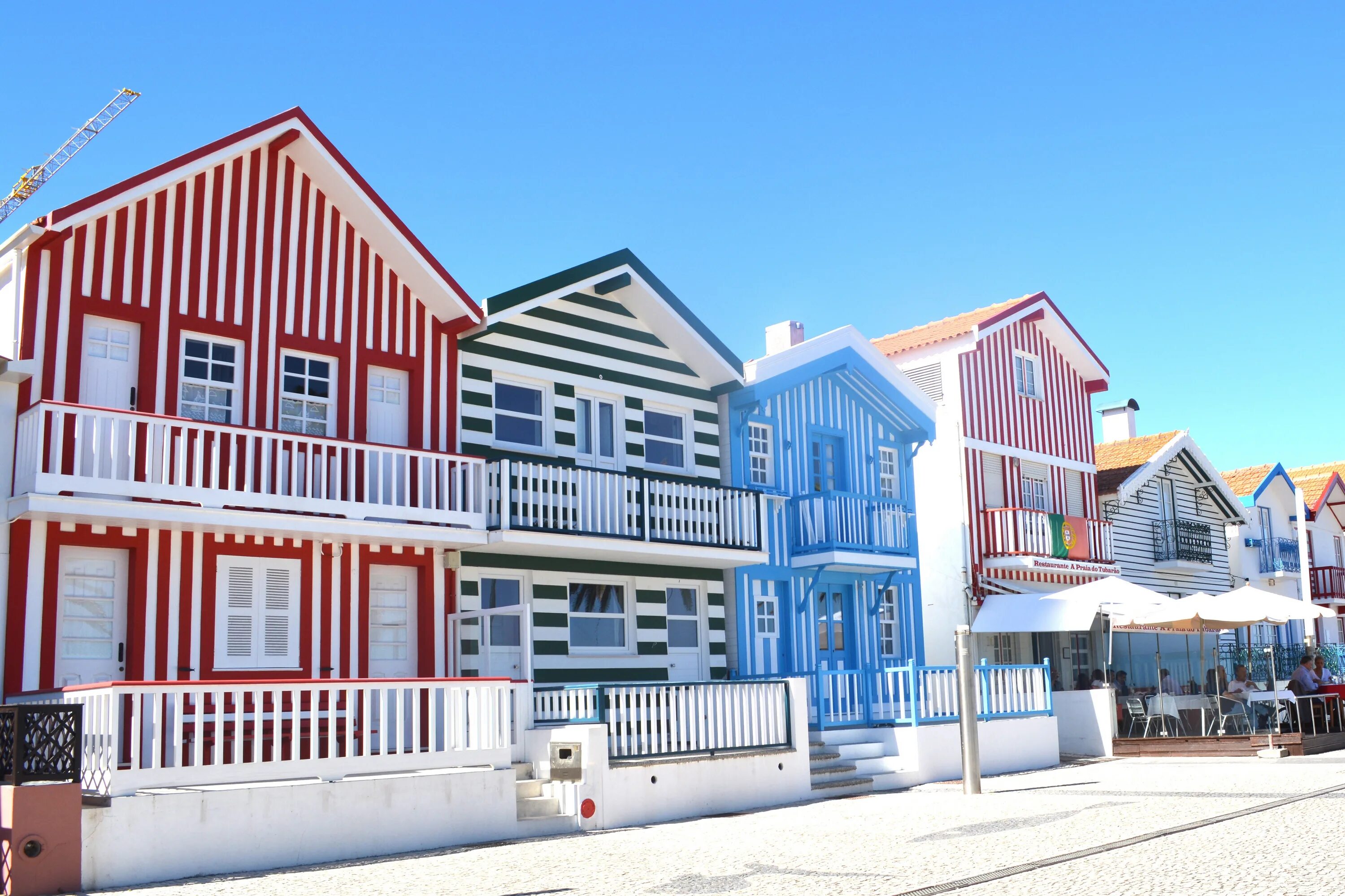 Домики в Авейру. Авейру Португалия. Costa Nova Aveiro Portugal. Цветные дома в Авейру. Colorful houses