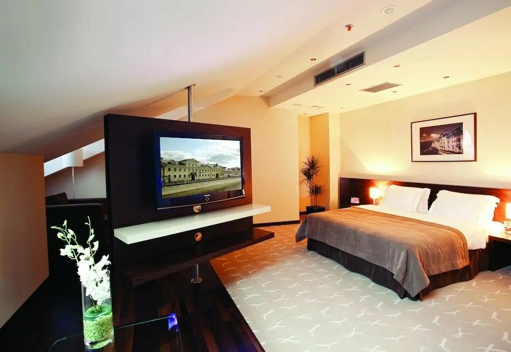 Телевизор в номере отеля. Otel телевизор. Номер в отеле. Интерьер гостиничного номера. Картинки номера с телевизором.