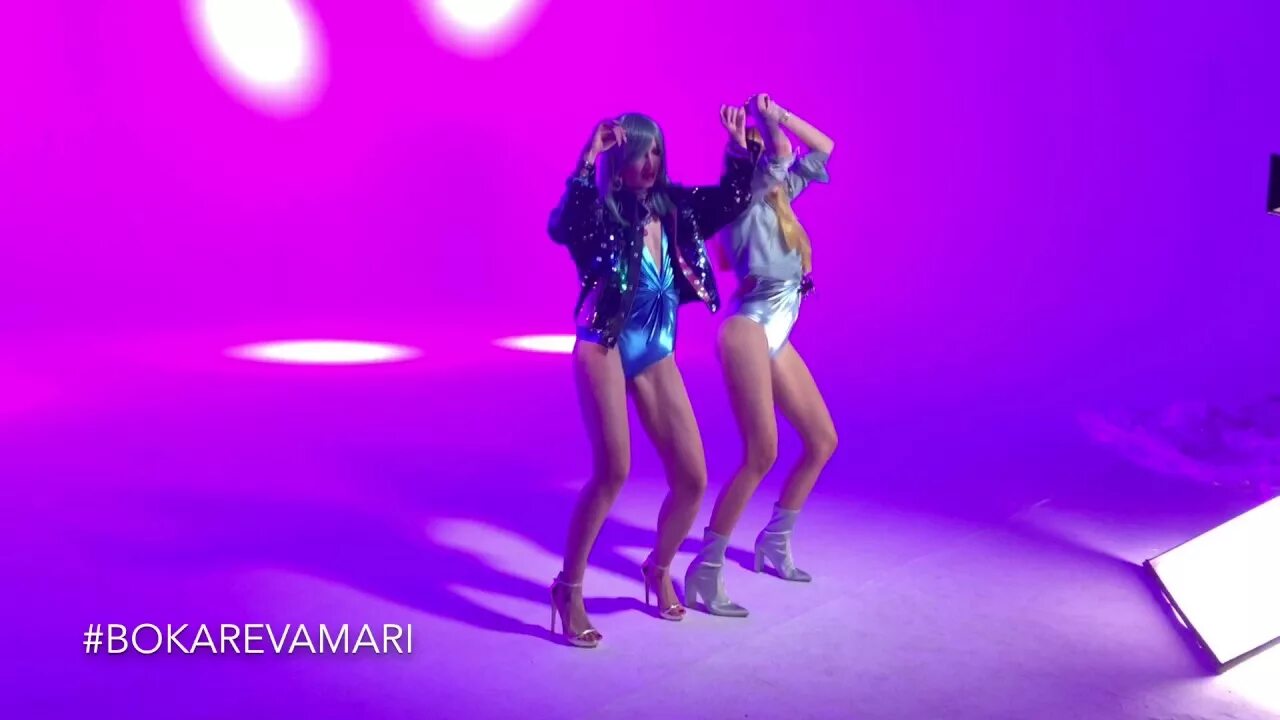 Бузова и настя кудри клип. Нам будет жарко. Табличка раздевайся будет жарко. Бузова и настя кудри клип. Нам будет жарко.